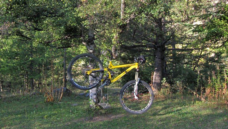 Séchage de la sueur dé VTT : Après une bonne journée, toujours faire sécher son VTT sur un arbre ;-) Ou cela peut faire aussi pieds mécanique!