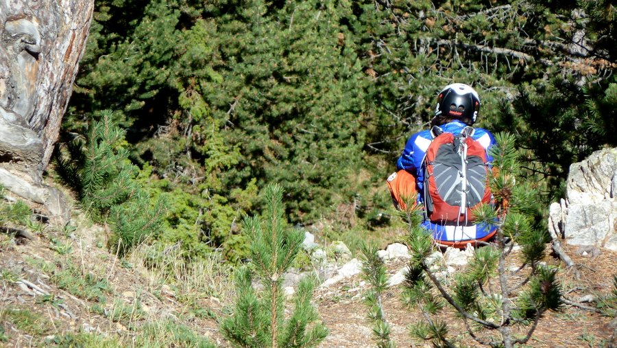 #16 Un photographe à l Un photographe à l'affût : Il fait bien sûr aussi gaffe au sens du vent et à son odeur corporelle pour ne pas se faire repérer par le troupeau de VTT herectus qui traine dans le coin!