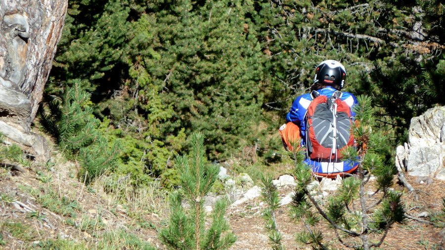 Un photographe à l'affût : Il fait bien sûr aussi gaffe au sens du vent et à son odeur corporelle pour ne pas se faire repérer par le troupeau de VTT herectus qui traine dans le coin!