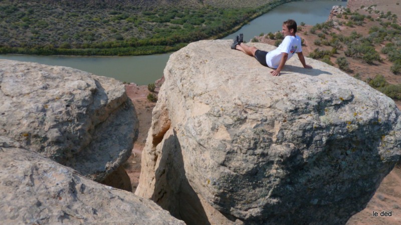 Kokopelli trail : Pascal prend la pause au bord du Colorado