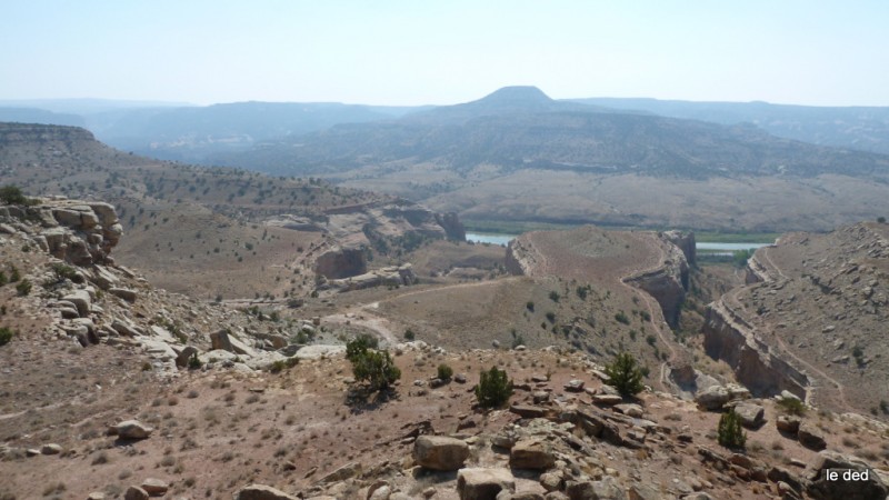 Kokopelli trail : On voit bien le sentier (dantesque) parcouru qui suit les méandres des canyons