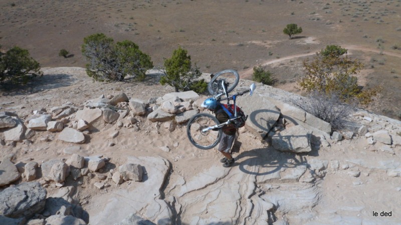 Kokopelli trail : Patou au portage pour en finir avec Mary's loop.