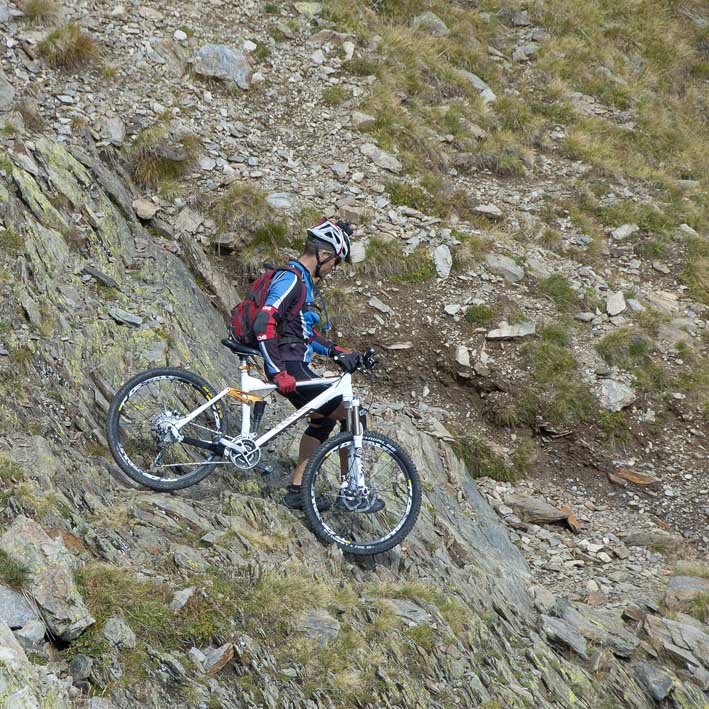 Mirantin : Descente du pas de l'âne sur le chalet du Lac