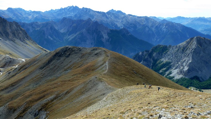 #5 Ascension du Pic du Gazon : Vélo sur le dos pour le final mais la vue est splendide! Ascension du Pic du Gazon : Vélo sur le dos pour le final mais la vue est splendide!