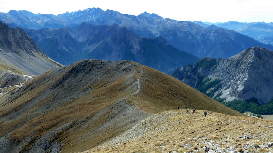 Ascension du Pic du Gazon : Vélo sur le dos pour le final mais la vue est splendide!