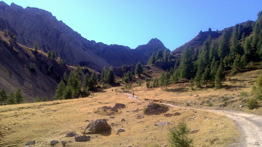 Montée à Furfande : Couleur d'automne et le soleil pour nous réchauffer après quelques lacets dans l'ombre du vallon encaissé du bas. La descente par le GR semble sympa aussi de ce côté