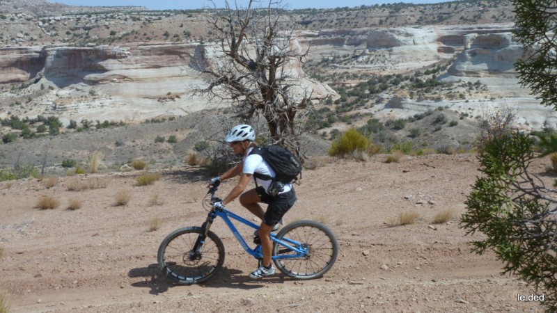 #5 West Rim : Pat sur West Rim, superbe trace suivant le tortueux profil des falaises du canyon West Rim : Pat sur West Rim, superbe trace suivant le tortueux profil des falaises du canyon