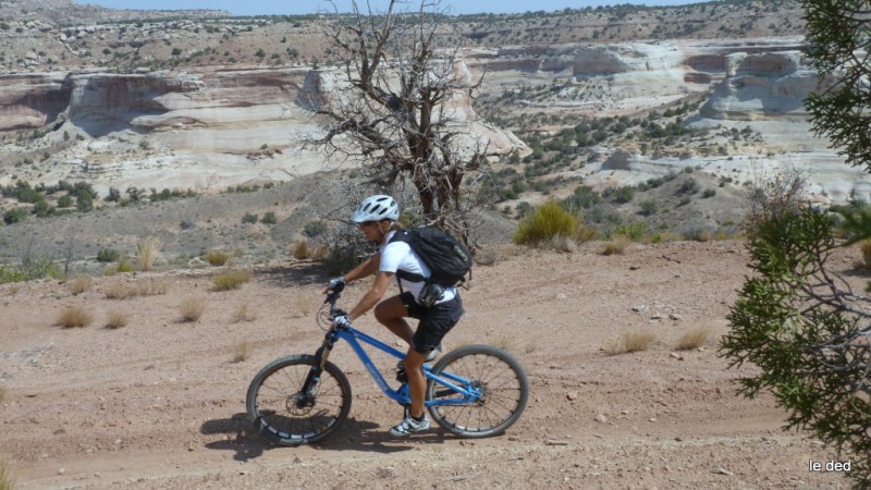 West Rim : Pat sur West Rim, superbe trace suivant le tortueux profil des falaises du canyon