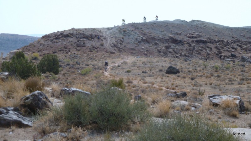 Désert : Un cheminement du sentier remarquable qui réserve qq surprises dans ce désert!