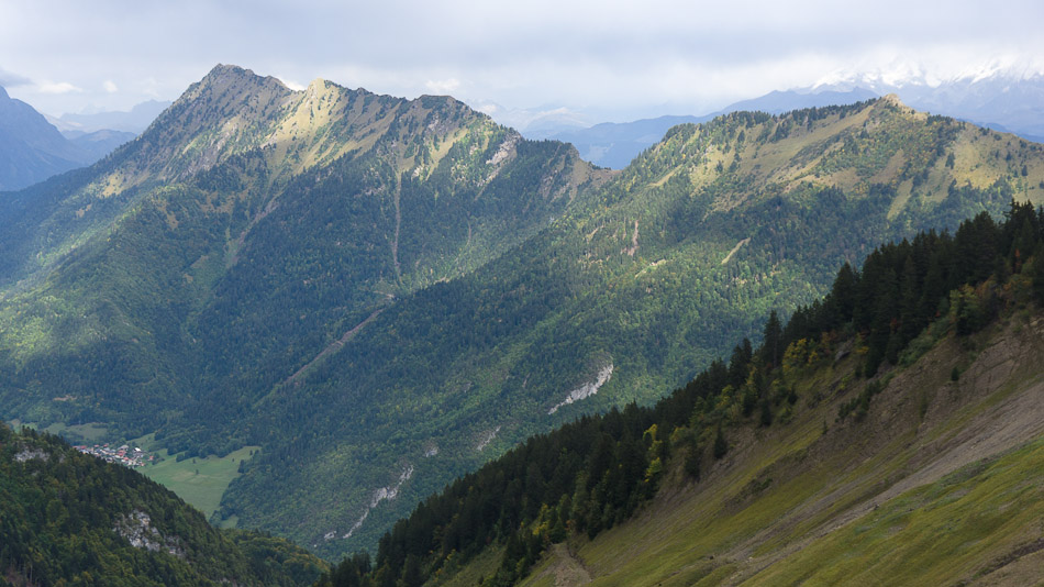 Dent de Cons et Belle Etoile : au fond, les pentes enneigées du Mont-Blanc