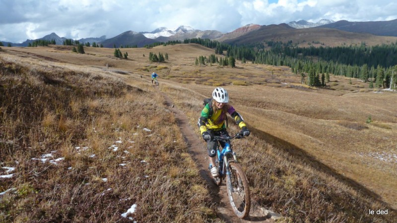 #18 Mountain Engineer trail : Pat est sortie de la gadoue et c Mountain Engineer trail : Pat est sortie de la gadoue et c'est sur du sentier bien sec que l'on va finir la sortie.