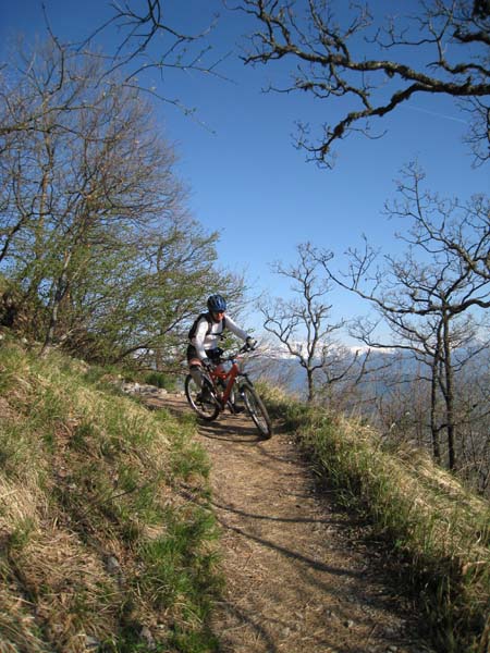 #3 Epingle-Ecole : Pédale extérieure en bas, genou légèrement écarté et on penche un peu le VTT Epingle-Ecole : Pédale extérieure en bas, genou légèrement écarté et on penche un peu le VTT