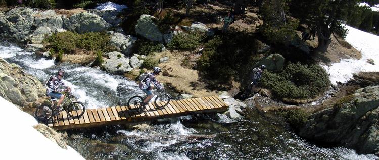 Passage à sec : Ouf, une passerelle car il y a beaucoup trop d'eau pour passer à pieds !