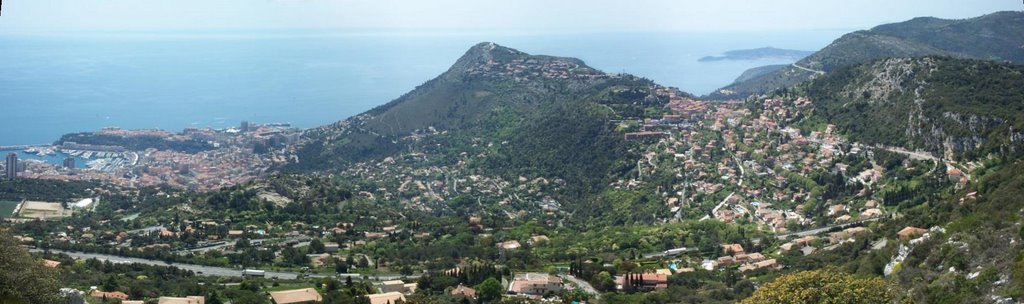 #1 La Turbie : Pendant la montée, pause pour admirer la vue La Turbie : Pendant la montée, pause pour admirer la vue
