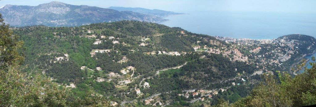 Roquebrune village : Le sentier suit la ligne de crête avant de plonger sur le village de Roquebrune.