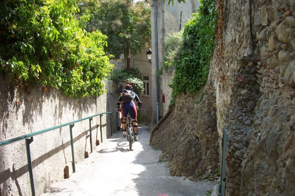 #19 Dans le village : La descente se termine par des escaliers au cœur du village Dans le village : La descente se termine par des escaliers au cœur du village