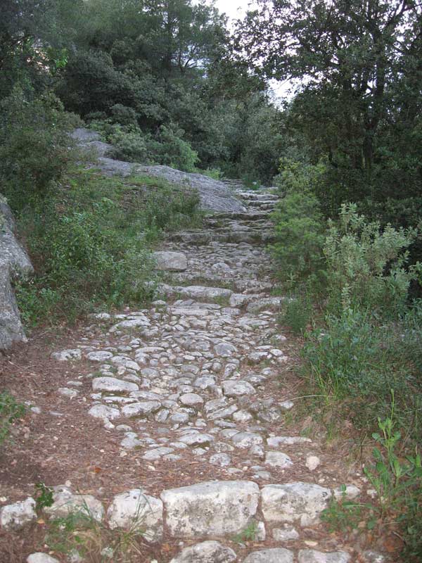 #11 Du beau boulot : Le sentier sous Tourrettes est entièrement pavé. Du beau boulot : Le sentier sous Tourrettes est entièrement pavé.