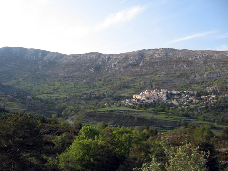 #9 Coursegoules : Vue sur le village avec le col en haut à gauche. Coursegoules : Vue sur le village avec le col en haut à gauche.