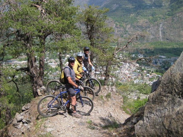 #2 Chemin du facteur : La brochette des intégristes de la descente au-dessus de Bourg d Chemin du facteur : La brochette des intégristes de la descente au-dessus de Bourg d'Oisans.