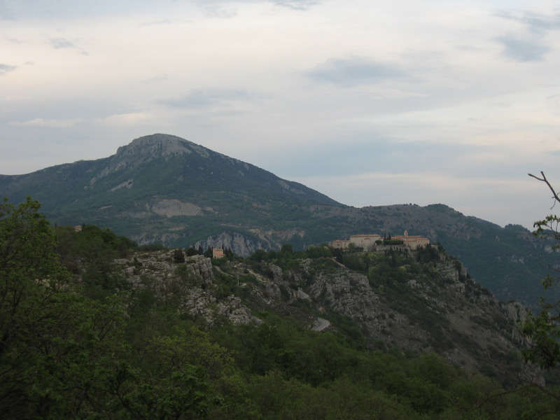 #1 Vue du bois de Gourdon : Gourdon et le Pic des Courmettes Vue du bois de Gourdon : Gourdon et le Pic des Courmettes