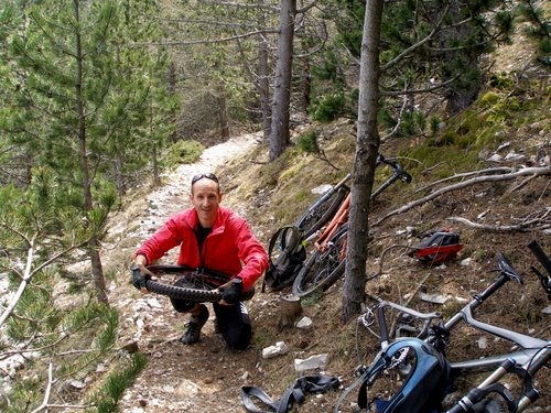 Le boulet du jour : On squatte tout le sentier pour réparer...