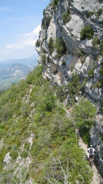#2 Pas de Sagatte : Belle portion de sentier sous les falaises. Pas de Sagatte : Belle portion de sentier sous les falaises.