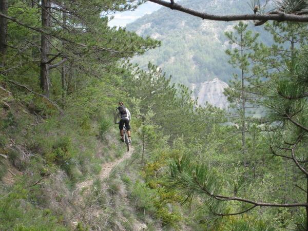 #1 Leced en balcon : Malgré la dense végétation, la chute est interdite. Leced en balcon : Malgré la dense végétation, la chute est interdite.
