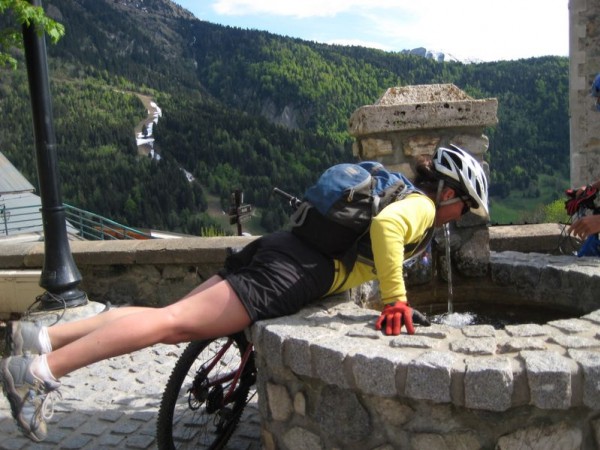 Marika fait l'otarie ! : Tellement assoiffée qu'elle a sauté du vélo pour boire à la fontaine ;-))