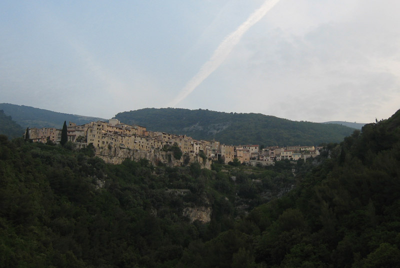 #1 Tourrettes : Tourrettes sur loup au petit matin. Tourrettes : Tourrettes sur loup au petit matin.