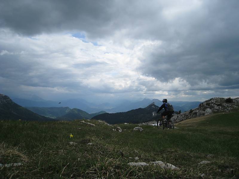 Chamechaude : Début de la descente avec un ciel très sombre.