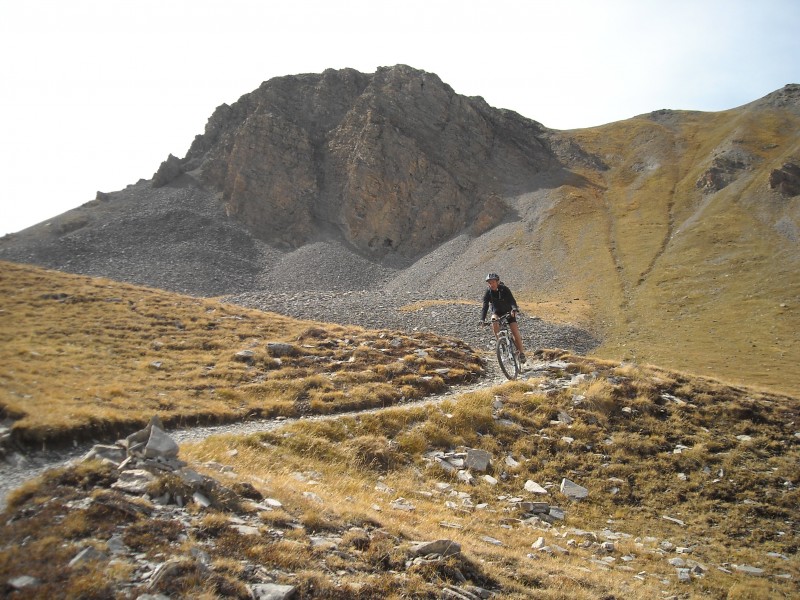#15 col des Estronques : on attaque la descente un peu frigorifié (un petit vent au col) col des Estronques : on attaque la descente un peu frigorifié (un petit vent au col)