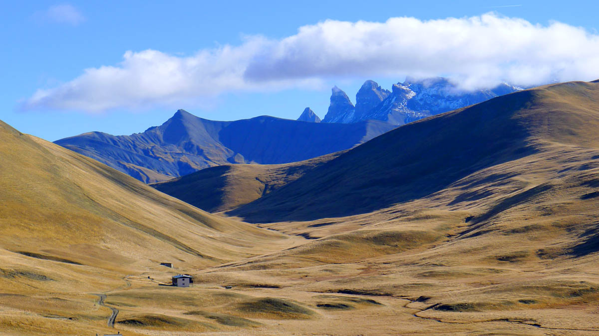 Arrivée sur le plateau : Quelques nuages sur les Aiguilles d'Arve