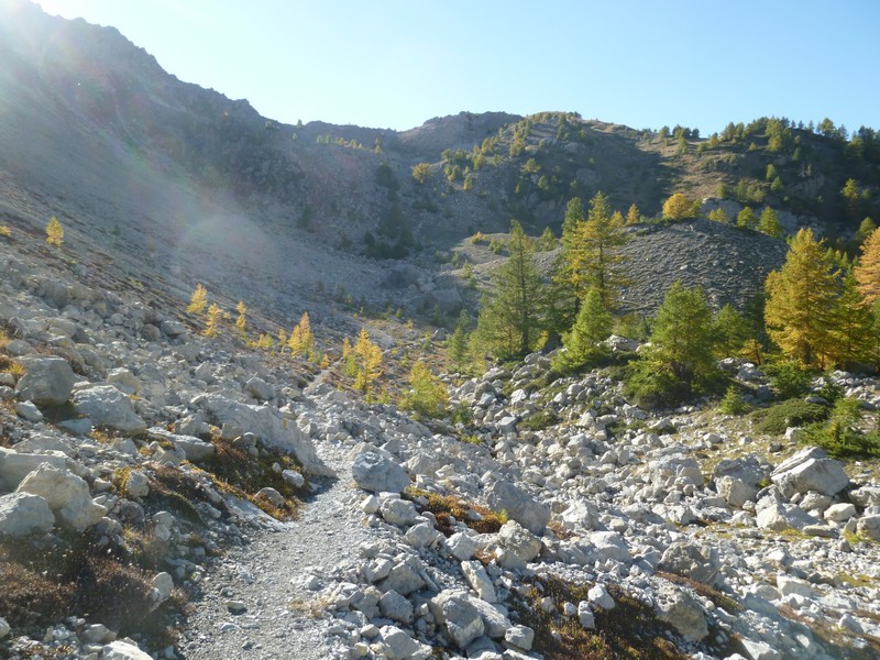 Col de Moussière : joli single en traversée en grande partie roulable avant le portage final