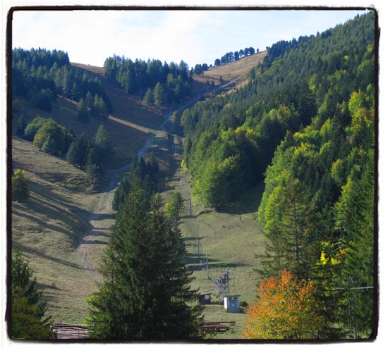 #2 La piste de montée : On voit la piste de montée, le portage est au niveau du dernier pylone que l La piste de montée : On voit la piste de montée, le portage est au niveau du dernier pylone que l'on voit sur l'image car les pierres sont trop grosses pour faire rouler le vélo en poussant. Le sommet est à droite, pas très loin de la fin de la piste