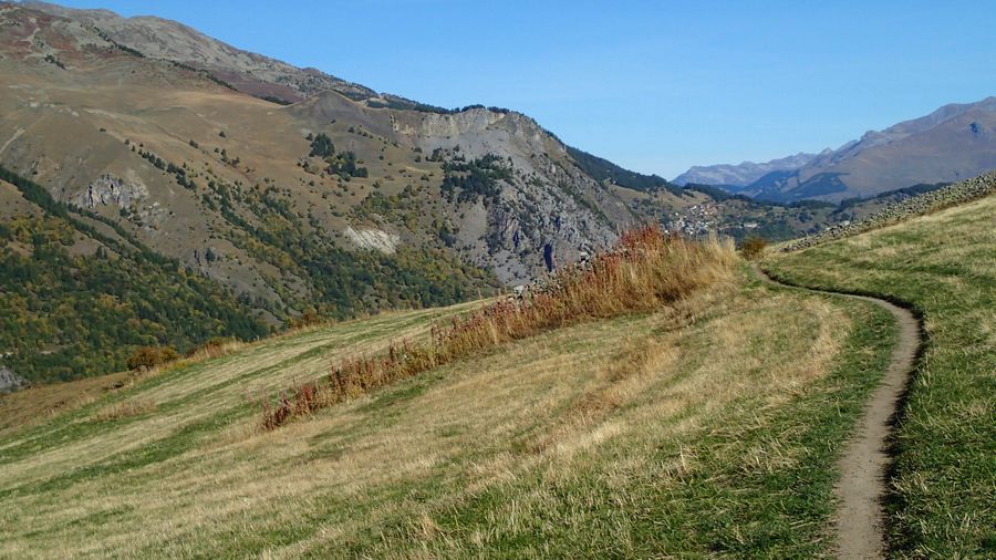 toujours du bon sentier... : A l'arrière plan: le Pain de Sucre qui sera au top dans 3 semaines