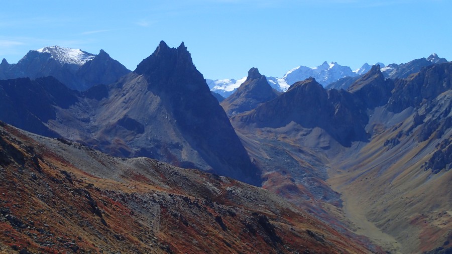 Vers les Ecrins : Pointe des Cerces déjà blanche et un Aiguille Noire aux oreilles de loup