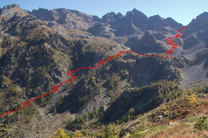 #9 Tracé du prochain portage : pendant la descente vers le refuge, on a une vue imprenable sur la suite des évènements... Tracé du prochain portage : pendant la descente vers le refuge, on a une vue imprenable sur la suite des évènements...