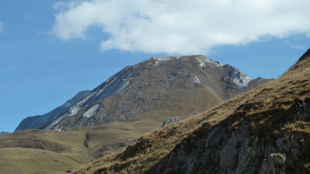 #11 Petit Mont Blanc : sous cet angle, il a effectivement le meme profil que la face N de son grand frere Petit Mont Blanc : sous cet angle, il a effectivement le meme profil que la face N de son grand frere