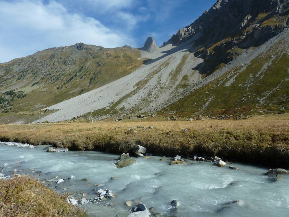 vallon du Fruit : au centre du col, la Pointe Emilienne à l'honneur au çaçéquoi nature de skitour recemment