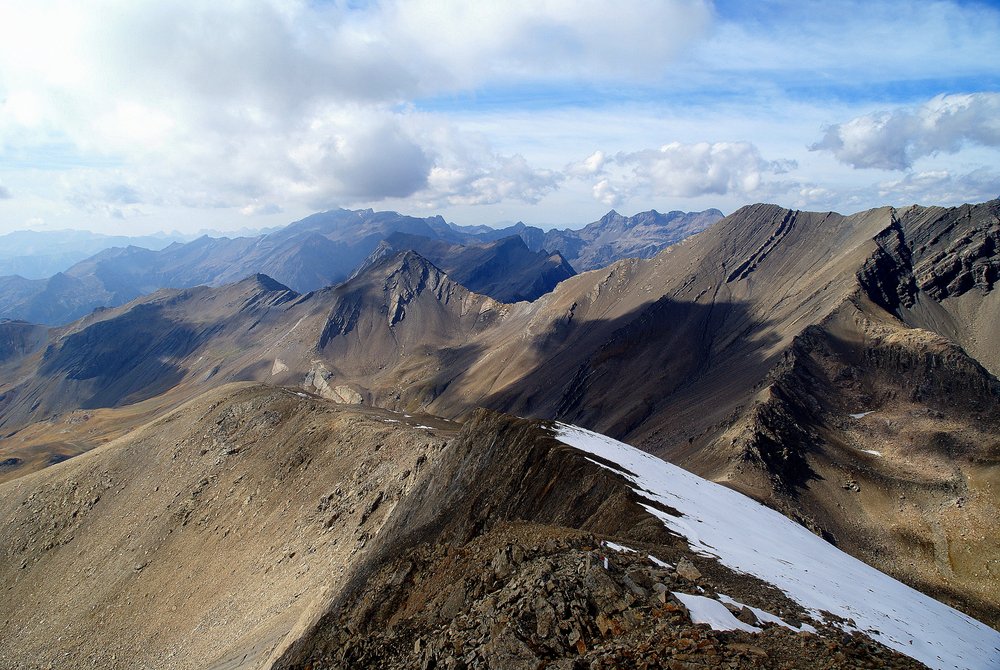 La crête O du Roc Diolon : et le col de Freissinières, en contrebas