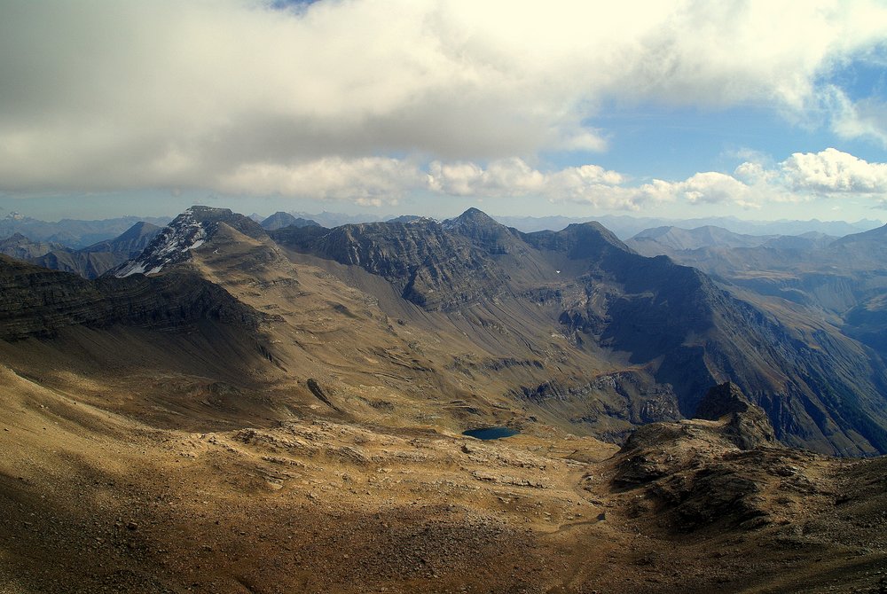 Vue plein Sud : Vallon Diolon et le lac des Pisses (sans lien avec le col et le pic du même nom, approchés plus loin sur le parcours)