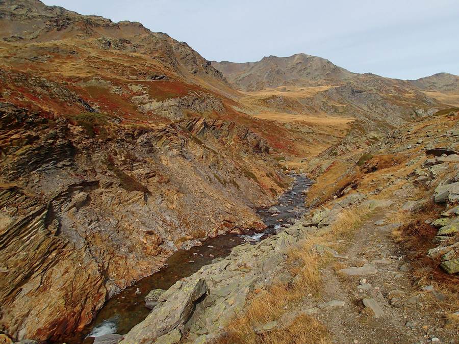 En amont du refuge des Marches : Un peu d'expo au dessus du torrent