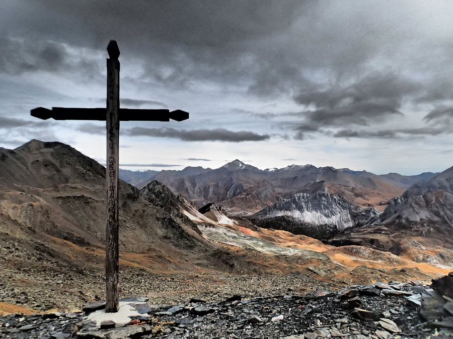 Apostat : Une croix du col des Sarrasins...