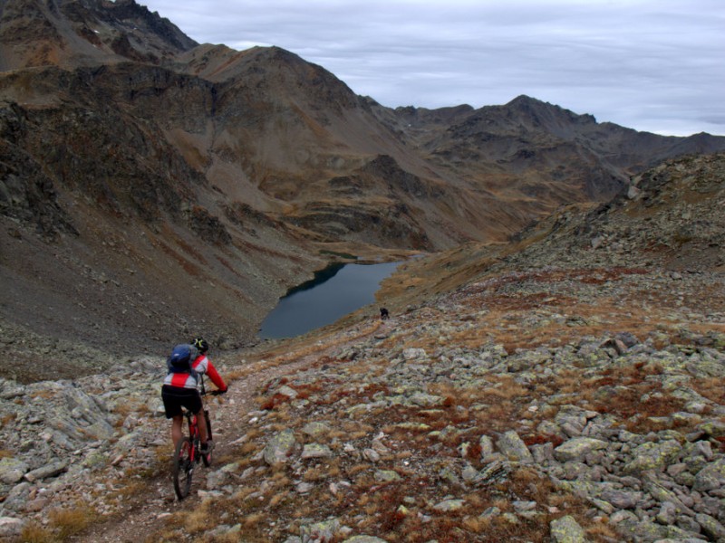 Col des Bataillères : descente esthétique sur le lac