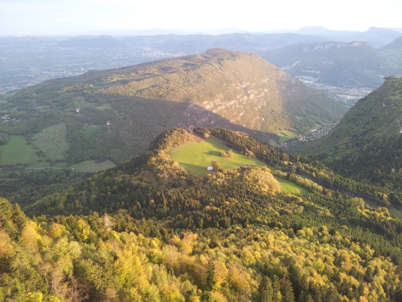 #2 Le pt 925 : Le pré avec la maison qui marque le début de la descente vers Brunetiere. Le pt 925 : Le pré avec la maison qui marque le début de la descente vers Brunetiere.