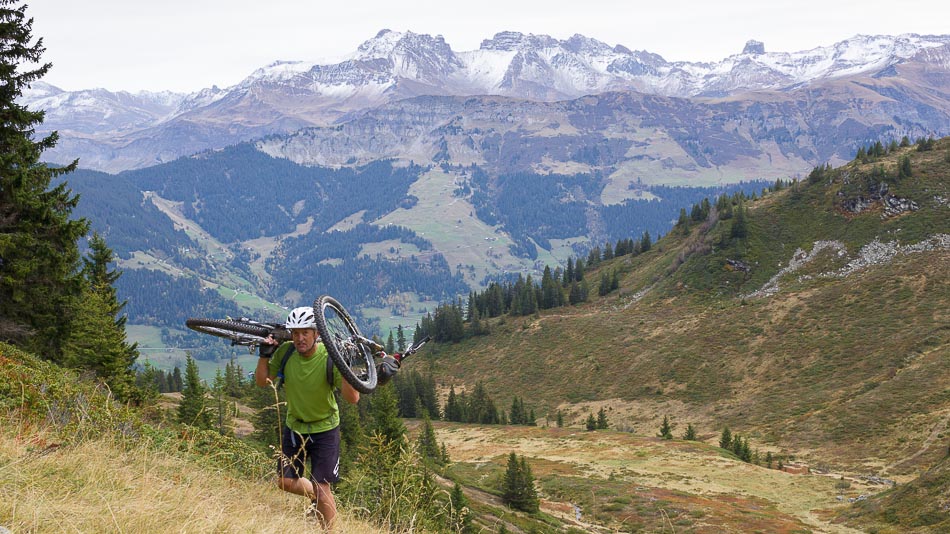 Montée à Roche Plane : un peu de portage après un bonne dizaine de kil de route/piste assez raide