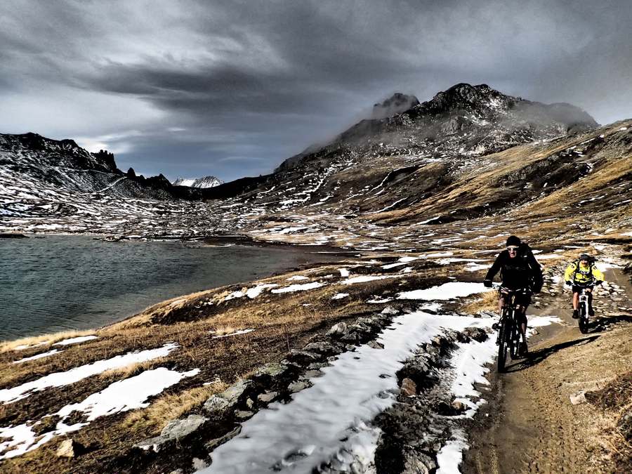 Rochilles : Le long du lac Rond