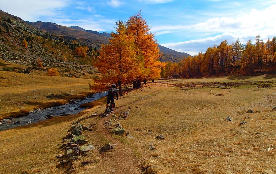 Clarée : Sentier lisse le long de la rivière