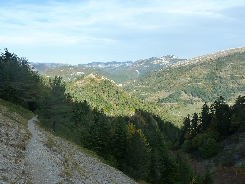 Vue vers le Jocou : sentier montant à Serre les Têtes, c'est y pas propre tout ça?!