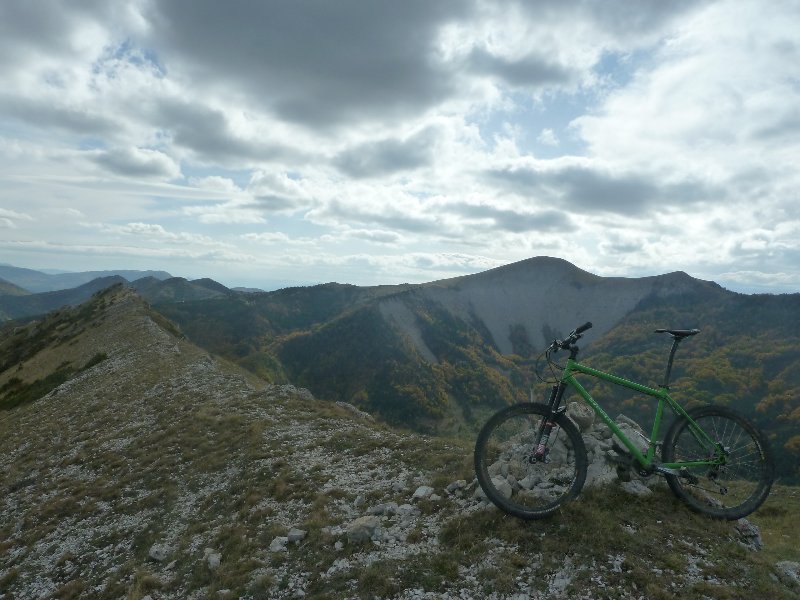#9 Crete peu roulante : après la rude montée de Vaunieres. Au fond le Quiguret, ça roule, Crete peu roulante : après la rude montée de Vaunieres. Au fond le Quiguret, ça roule,